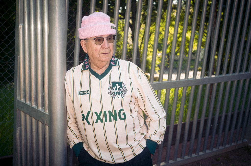 Sondertrikot GRAMPS x XING x Baller League – rosa Nelken und Triglav-Symbol als Zeichen für Herkunft und Wandel.